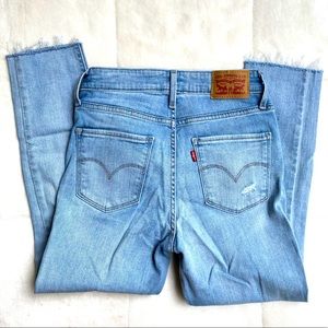 NWOT Levis Distressed High Rise Skinny Jeans 27